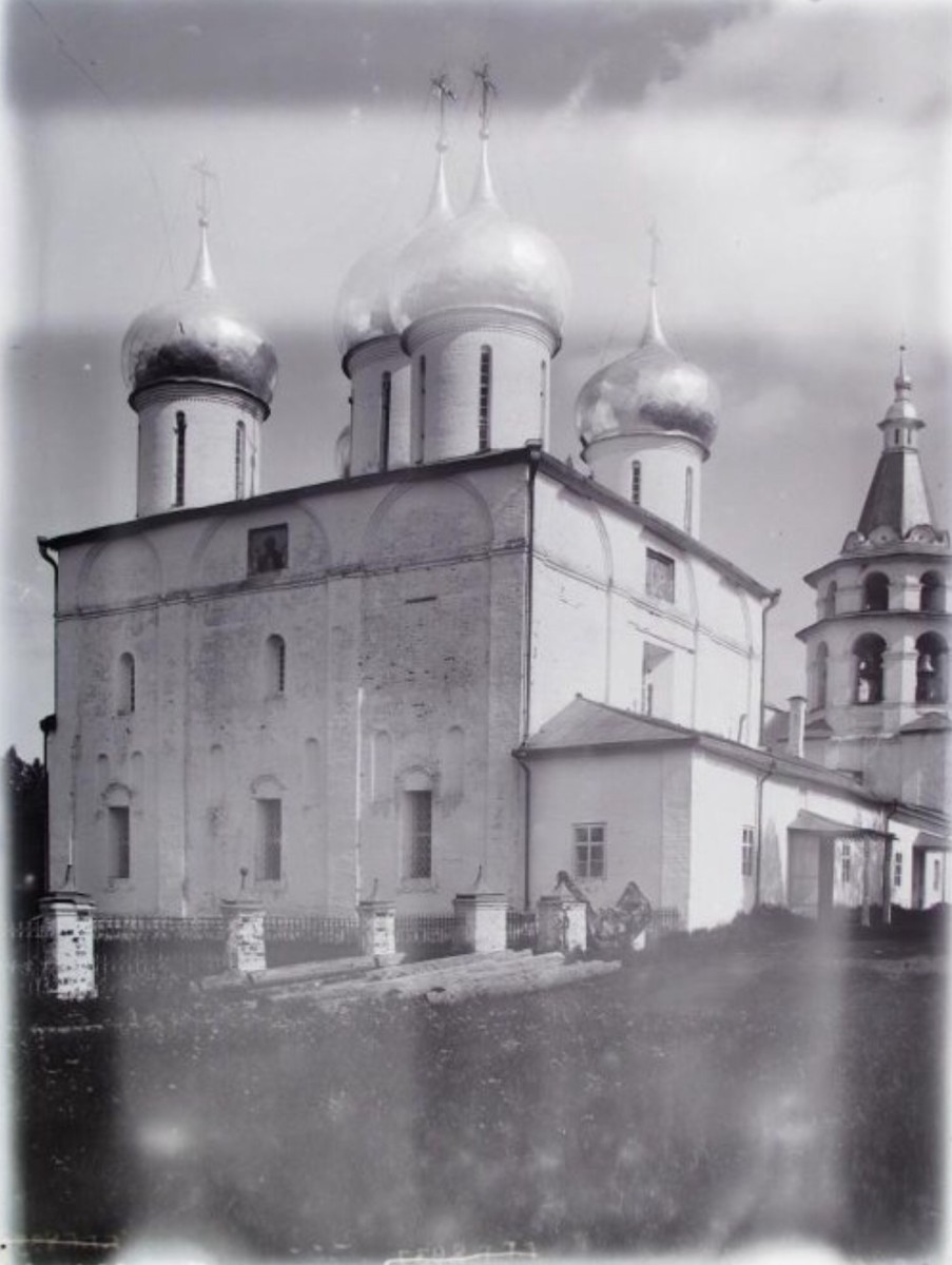 Корнильево-Комельский монастырь, Корнильево (Грязовецкий район, Вологодская область). архивная фотография, Введенский собор. Фото первой трети ХХ в. из коллекции ГНИМА. (ГК № 28851258)