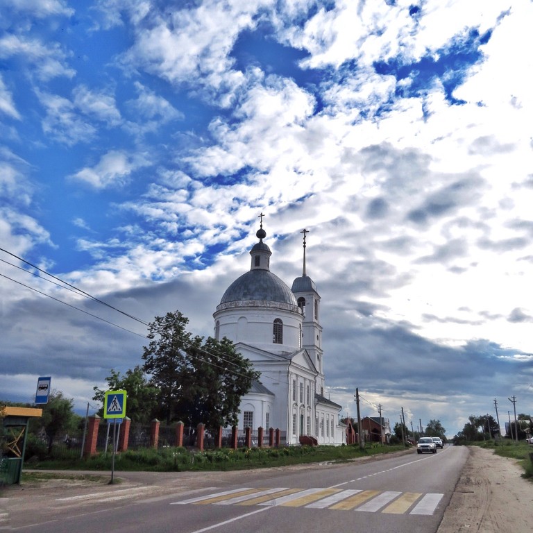 Кирилловка. Церковь Троицы Живоначальной. общий вид в ландшафте