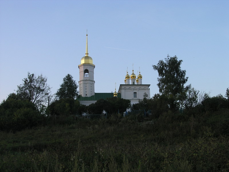 Церковь Иоанна Богослова в Ивановке, Арзамас (Арзамасский район и г. Арзамас, Нижегородская область). общий вид в ландшафте, Вид снизу, от р. Тёша