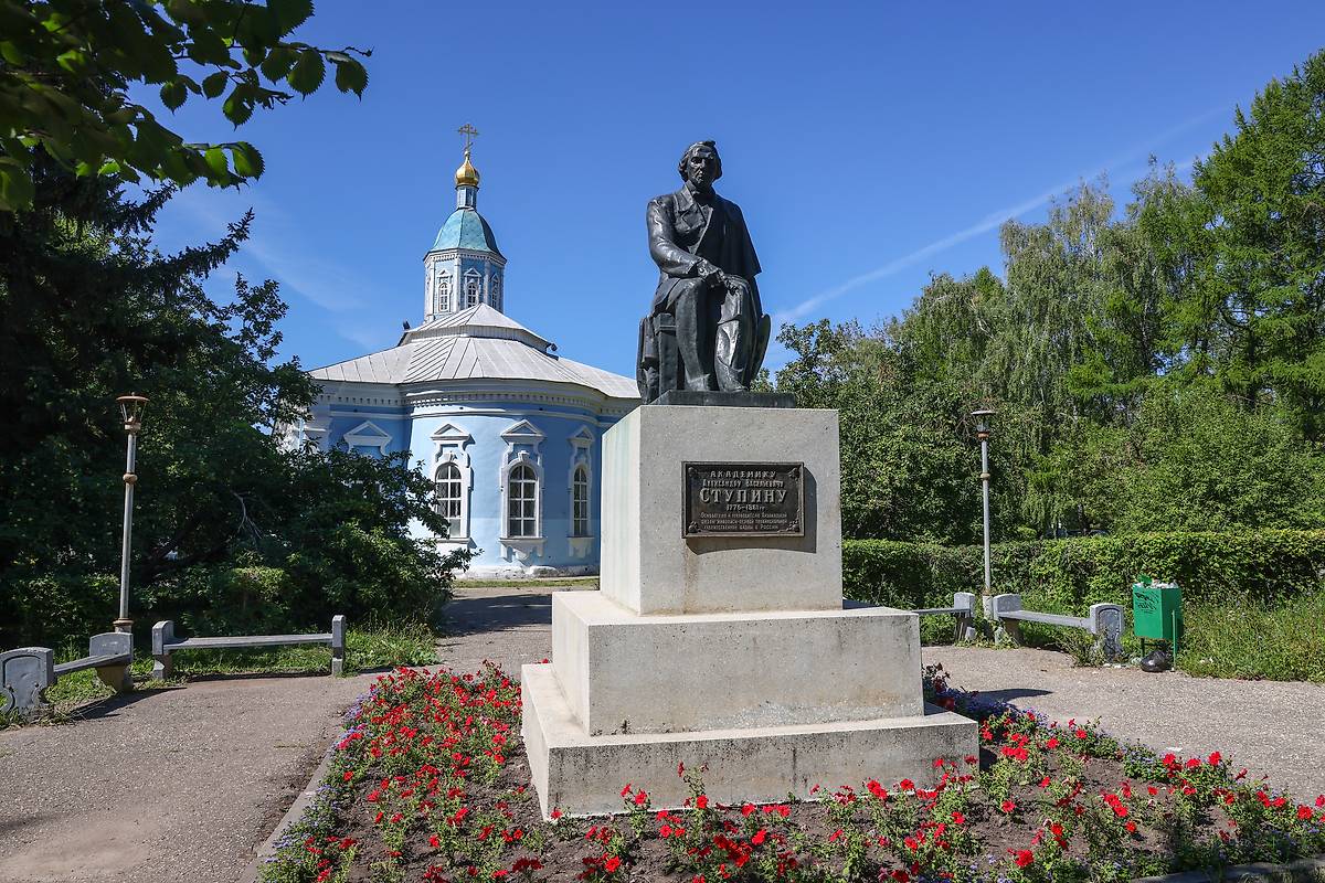 На фоне памятника А.В. Ступина., дополнительная информация. Церковь иконы Божией Матери "Знамение", Арзамас (Арзамасский район и г. Арзамас, Нижегородская область)