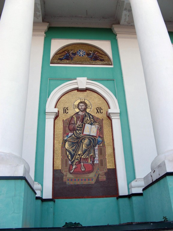 Церковь Сергия Радонежского, Выездное (Арзамасский район и г. Арзамас, Нижегородская область). архитектурные детали, Киот с иконой Иисуса Христоса Спасителя на южном фасаде основного объема храма