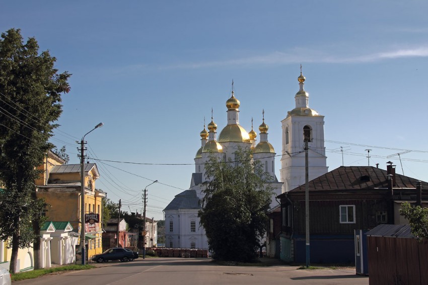 Арзамас. Спасо-Преображенский монастырь. Церковь Благовещения Пресвятой Богородицы. общий вид в ландшафте