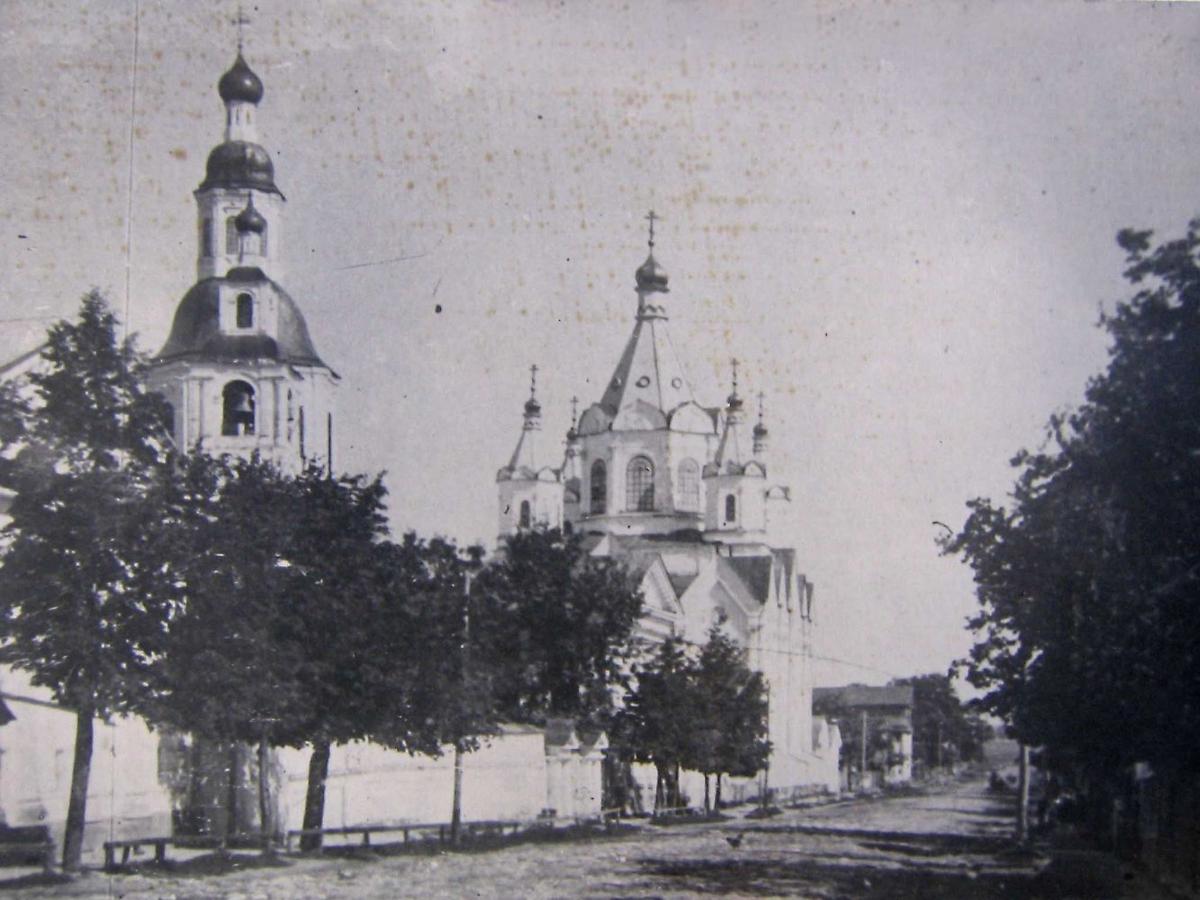 Смоленская (слева) и Рождественская (справа) церкви. Начало XX в., архивная фотография. Церковь Рождества Христова, Арзамас (Арзамасский район и г. Арзамас, Нижегородская область)