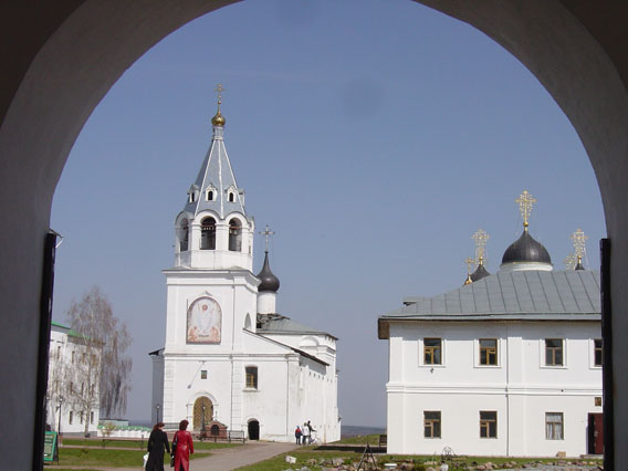 Муром. Спасский мужской монастырь. Церковь Покрова Пресвятой Богородицы. общий вид в ландшафте