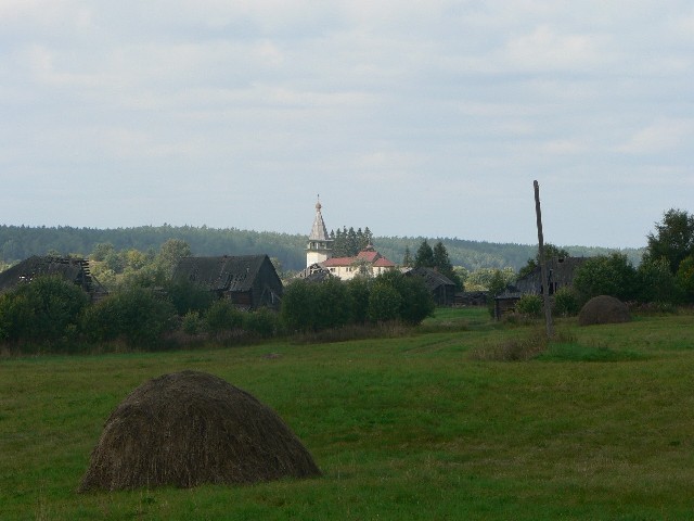 Церковь Николая Чудотворца, Вегоруксы (Медвежьегорский район, Республика Карелия). общий вид в ландшафте, Вид на Никольскую церковь с окраины д. Южный двор.