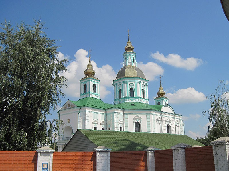 Ахтырка. Кафедральный собор Покрова Пресвятой Богородицы. общий вид в ландшафте