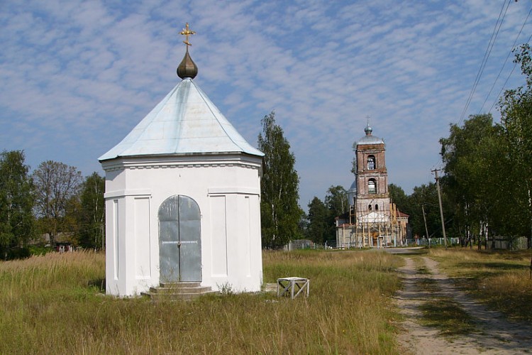 Часовня Александра Невского в память кончины Александра II, Красное (Орехово-Зуевский городской округ, Московская область). общий вид в ландшафте