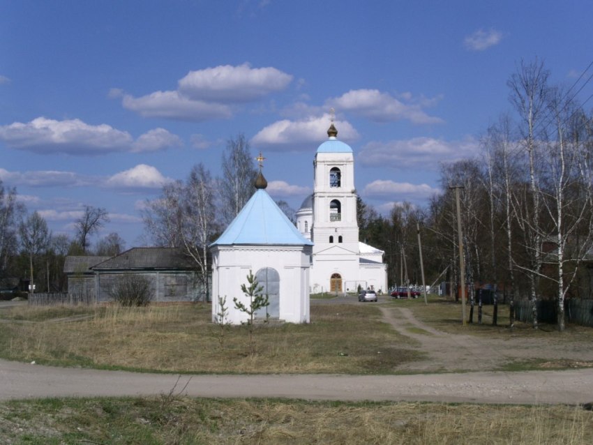 Часовня Александра Невского в память кончины Александра II, Красное (Орехово-Зуевский городской округ, Московская область). общий вид в ландшафте, вид с юго-запада, на заднем плане - Успенская церковь