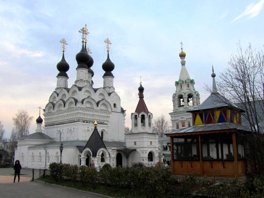 Муром. Троицкий женский монастырь. Собор Троицы Живоначальной. фасады, вид с северо-запада, справа - монастырская колокольня и Игуменский корпус