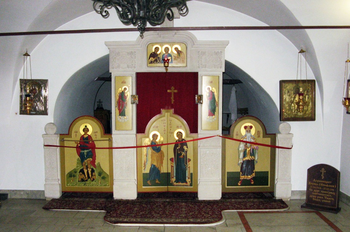 Спасский мужской монастырь. Церковь Покрова Пресвятой Богородицы, Муром (Муромский район и г. Муром, Владимирская область). интерьер и убранство, Придел нижнего храма. Справа захоронение первого наместника возрождаемого монастыря  архимандрита Кирилла (Епифанова)