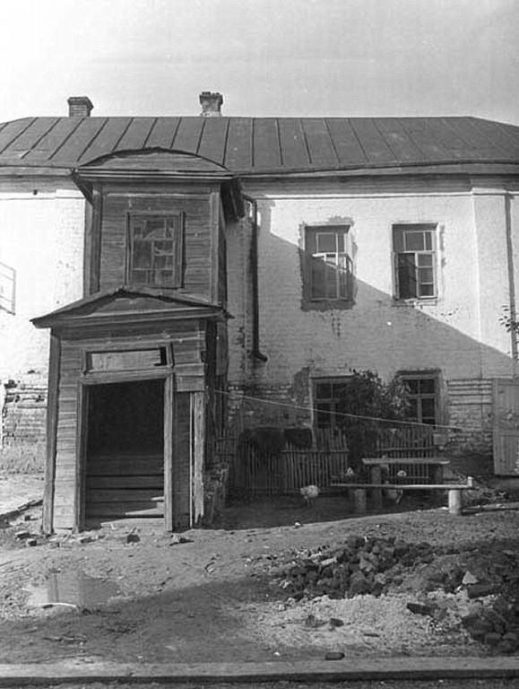 Троицкий Никольский мужской монастырь. Церковь Иоанна Лествичника, Гороховец (Гороховецкий район, Владимирская область). архивная фотография, Крыльцо в советский период церкви (фото Свод памятников)