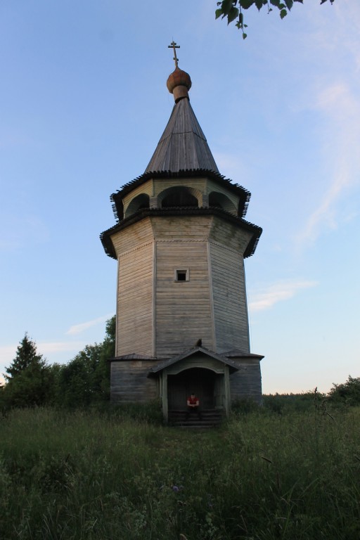 Вегоруксы. Церковь Николая Чудотворца. фасады, Храм проседает, года через будет опасно заходить внутрь. Думаю, голова купола зиму не переживет.