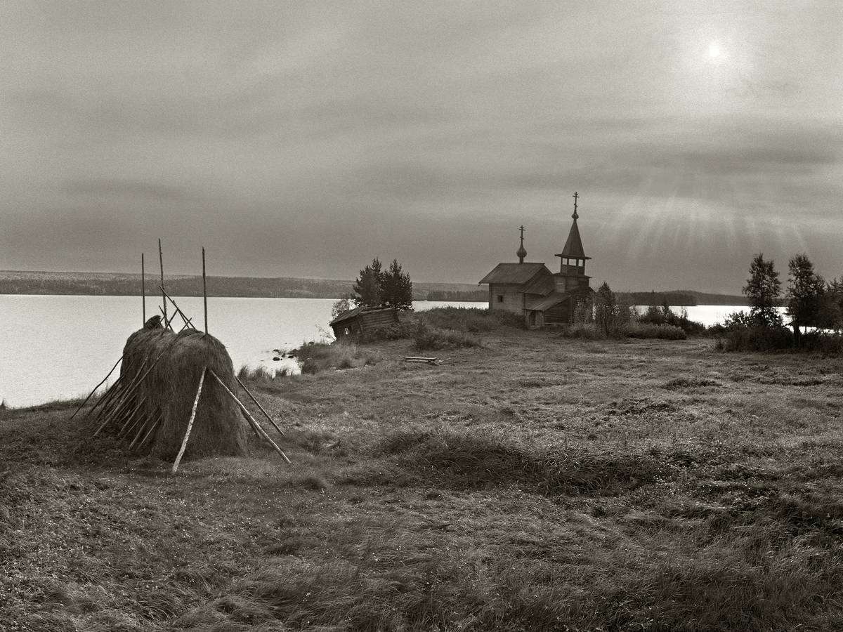 Часовня Варлаама Хутынского, Пегрема (Медвежьегорский район, Республика Карелия). художественные фотографии, общий вид часовни в ландшафте. Дата съёмки приблизительна.