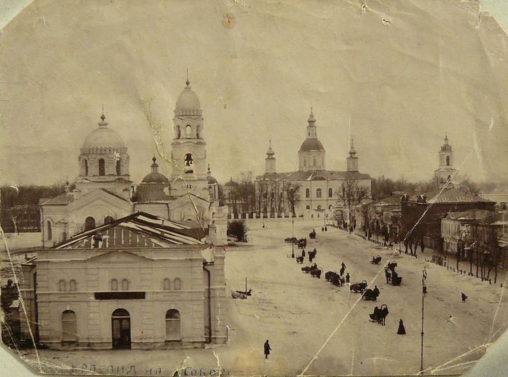 Ахтырка. Кафедральный собор Покрова Пресвятой Богородицы. архивная фотография, В перспективе улицы Покровский собор с колокольней, на ближнем плане - церковь Спаса Преображения (1905). Дореволюционное фото, 1914 г.