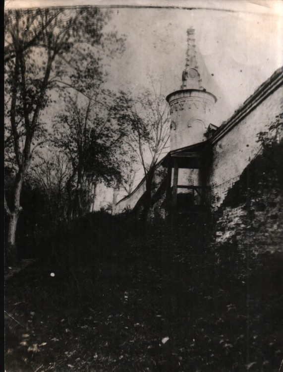 Ахтырка. Ахтырский Троицкий мужской монастырь. архивная фотография, Стена и башня монастыря, 1912 год