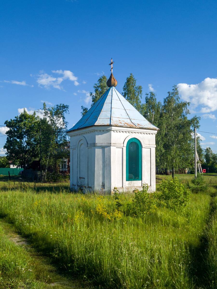Часовня Александра Невского в память кончины Александра II, Красное (Орехово-Зуевский городской округ, Московская область). общий вид в ландшафте
