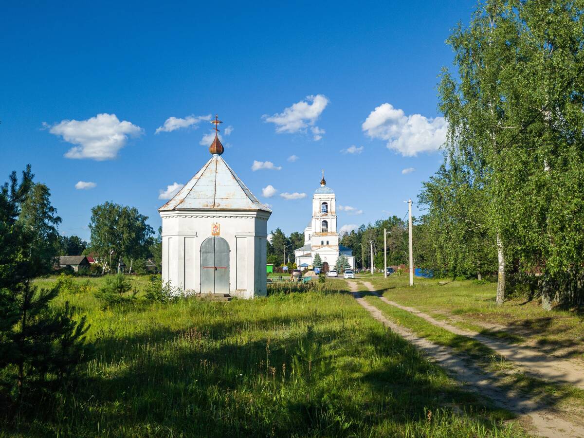 Часовня Александра Невского в память кончины Александра II, Красное (Орехово-Зуевский городской округ, Московская область). общий вид в ландшафте