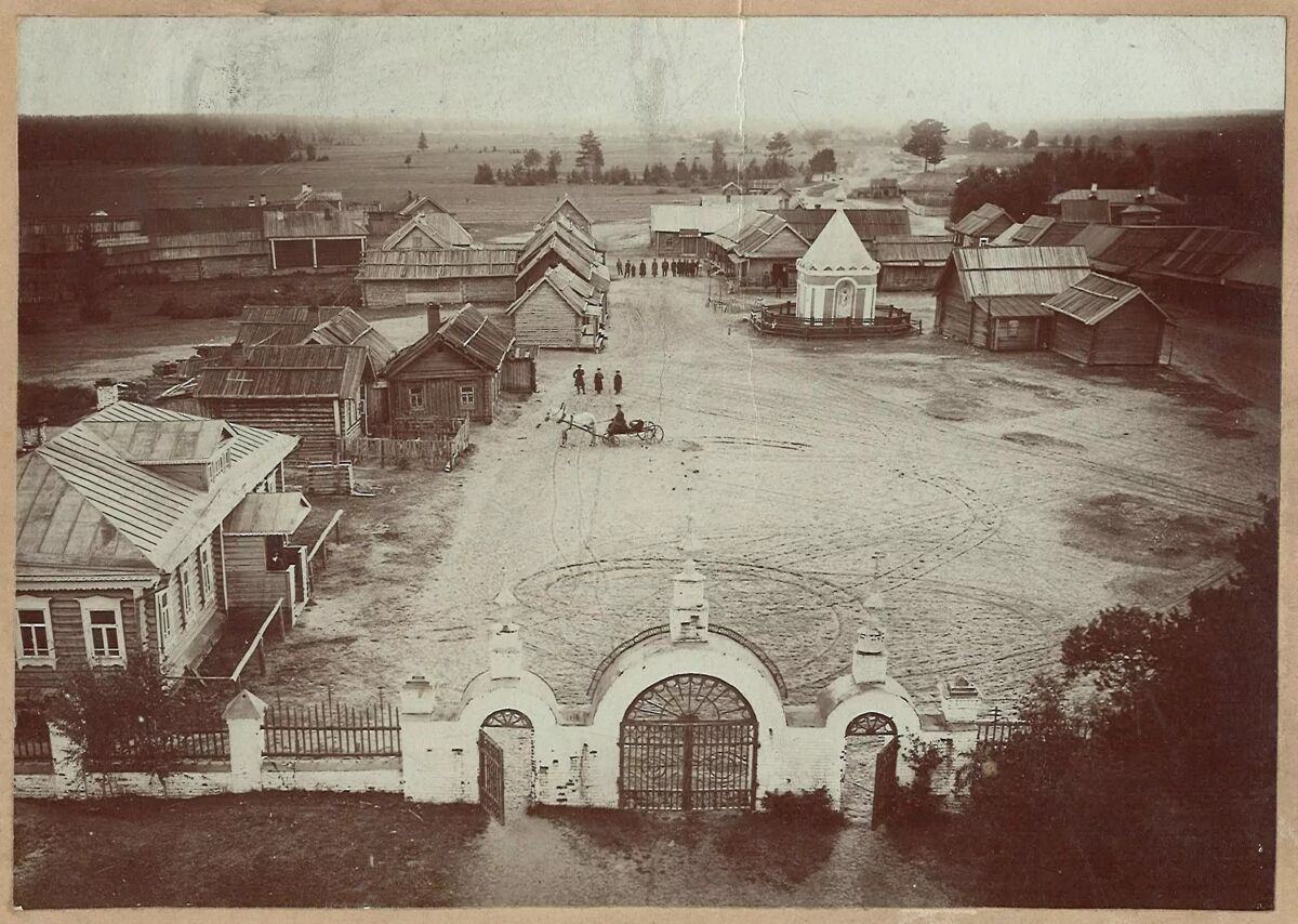 Часовня Александра Невского в память кончины Александра II, Красное (Орехово-Зуевский городской округ, Московская область). архивная фотография, Село Красное. Вид на торговую площадь с колокольни Храма Успения Пресвятой Богородицы. Фото 1910-1918 гг. С сайта: pastvu.com