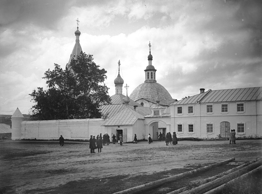 Троицкий мужской монастырь, Чебоксары (Чебоксары, город, Республика Чувашия). архивная фотография, Фото 1894г. Общий вид старой церкви.Часовня Николая Чудотворца. Казанская губерния