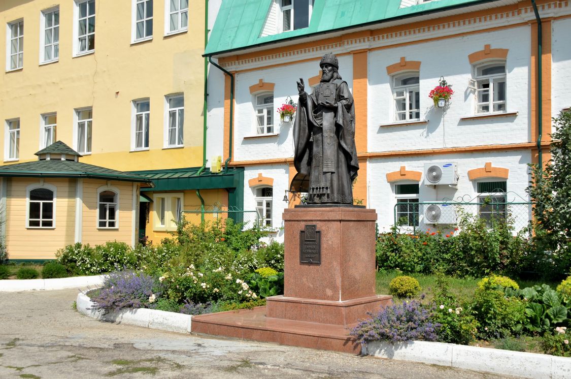 Троицкий мужской монастырь, Чебоксары (Чебоксары, город, Республика Чувашия). дополнительная информация, Памятник святителю Герману