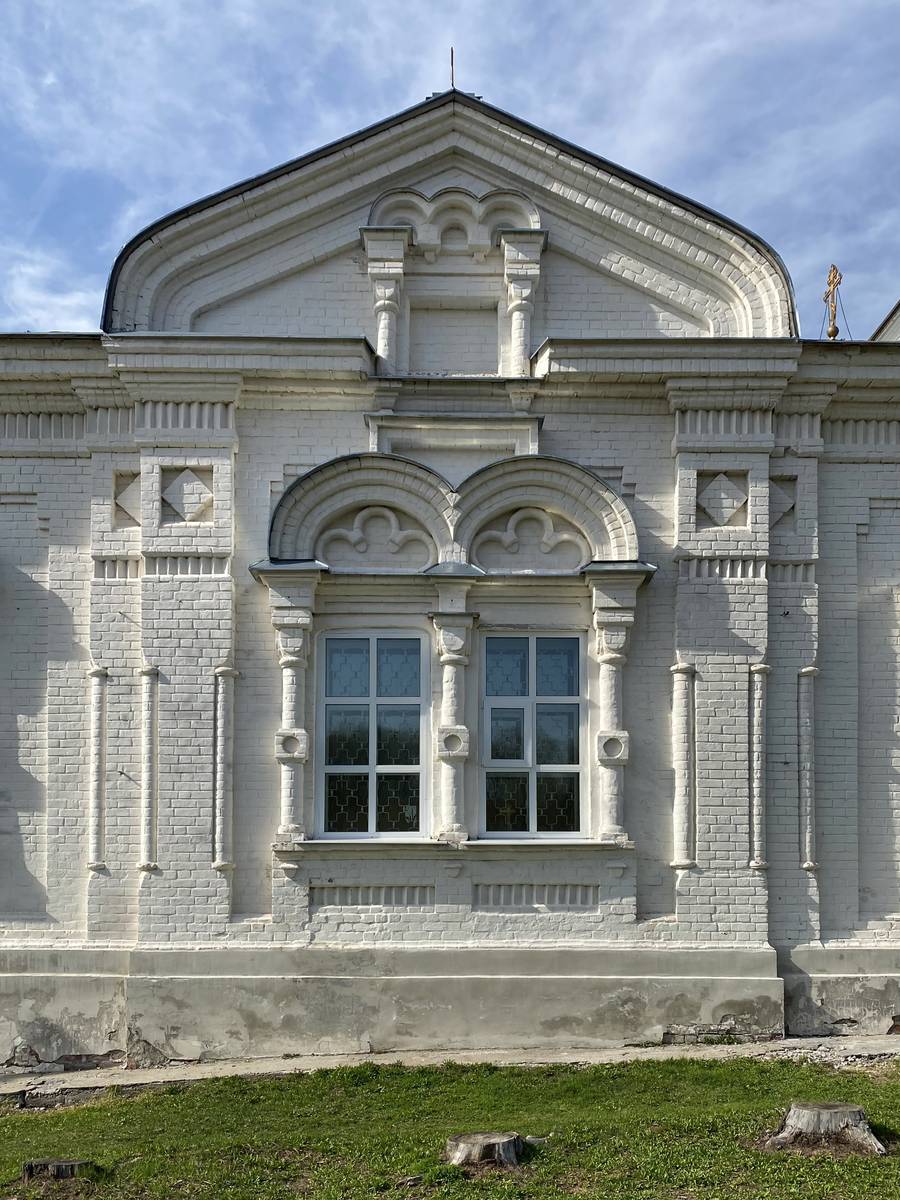 Южный фасад трапезной, архитектурные детали. Собор Троицы Живоначальной, Мариинский Посад (Мариинско-Посадский район, Республика Чувашия)