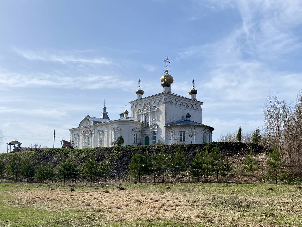 Общий вид с юго-востока, общий вид в ландшафте. Собор Троицы Живоначальной, Мариинский Посад (Мариинско-Посадский район, Республика Чувашия)