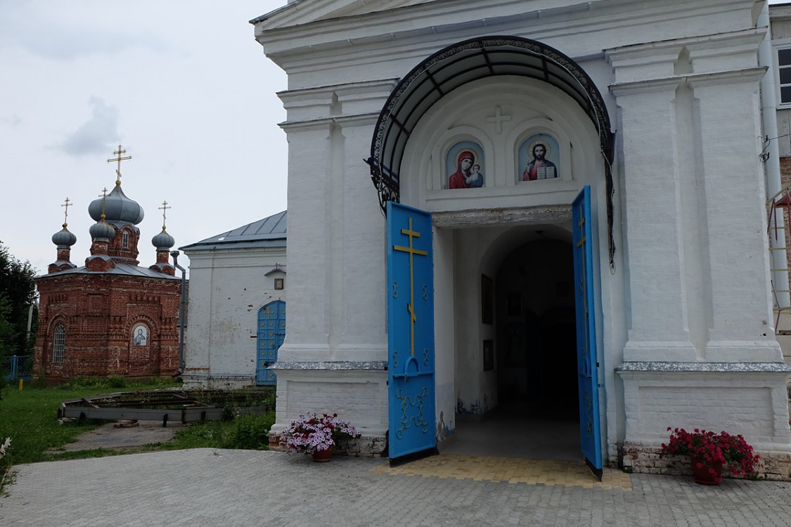 Церковь Казанской иконы Божией Матери, Мариинский Посад (Мариинско-Посадский район, Республика Чувашия). архитектурные детали, У главного входа с видом на часовню Марии Магдалины