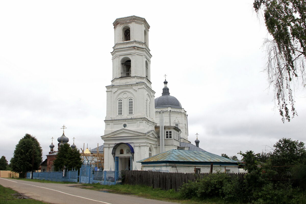 Церковь Казанской иконы Божией Матери, Мариинский Посад (Мариинско-Посадский район, Республика Чувашия). фасады, Слева виден готовый к установке новый купол. Старый сняли в 2019г. по причине ветхости. Установка нового купола состоялась 25 июля 2025г.