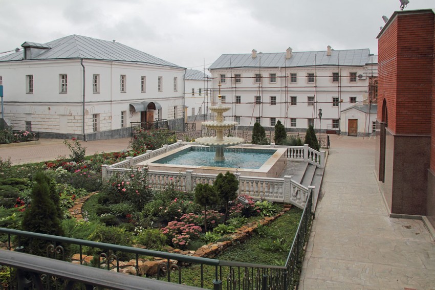 Троицкий мужской монастырь, Алатырь (Алатырский район и г. Алатырь, Республика Чувашия). дополнительная информация,  Фонтан в монастыре