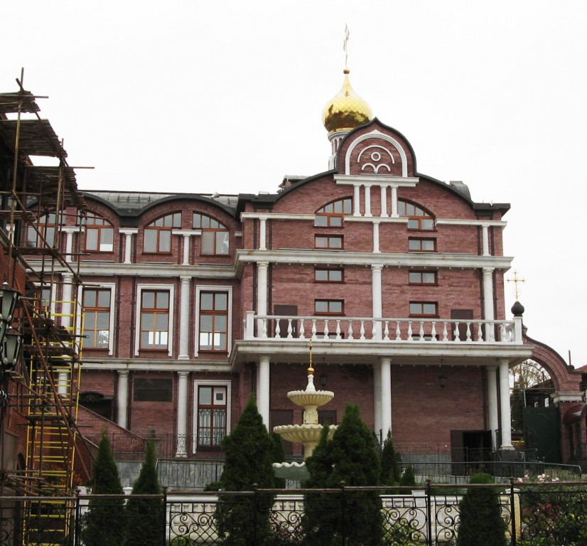 Троицкий мужской монастырь, Алатырь (Алатырский район и г. Алатырь, Республика Чувашия). дополнительная информация, Трехэтажный трапезной корпус с небольшим куполом, построенный рядом с колокольней, и составляющий с ней единый комплекс.Вид с территории монастыря.