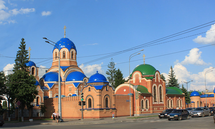 Йошкар-Ола. Церковь Успения Пресвятой Богородицы. общий вид в ландшафте