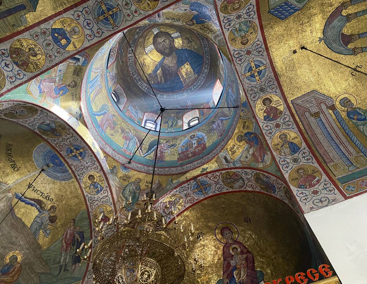 Церковь Успения Пресвятой Богородицы, Йошкар-Ола (Йошкар-Ола, город, Республика Марий Эл). интерьер и убранство, Мозаичная живопись на сводах