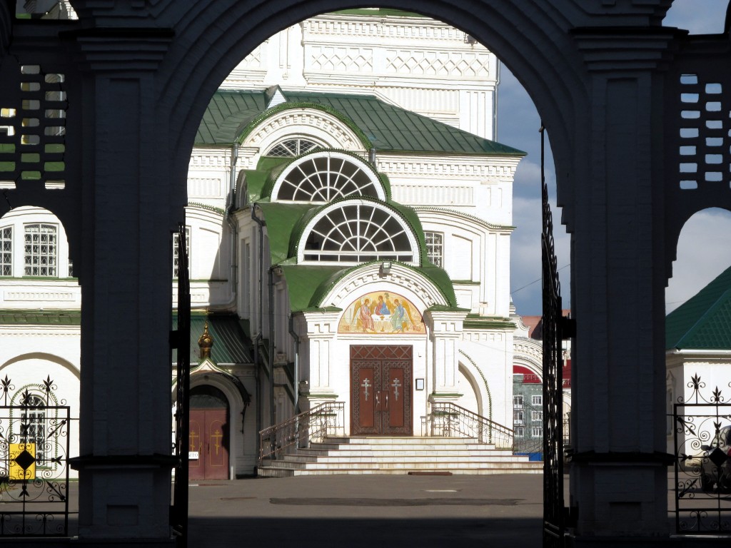 Йошкар-Ола. Церковь Троицы Живоначальной. архитектурные детали, Вид на вход в церковь через Святые ворота