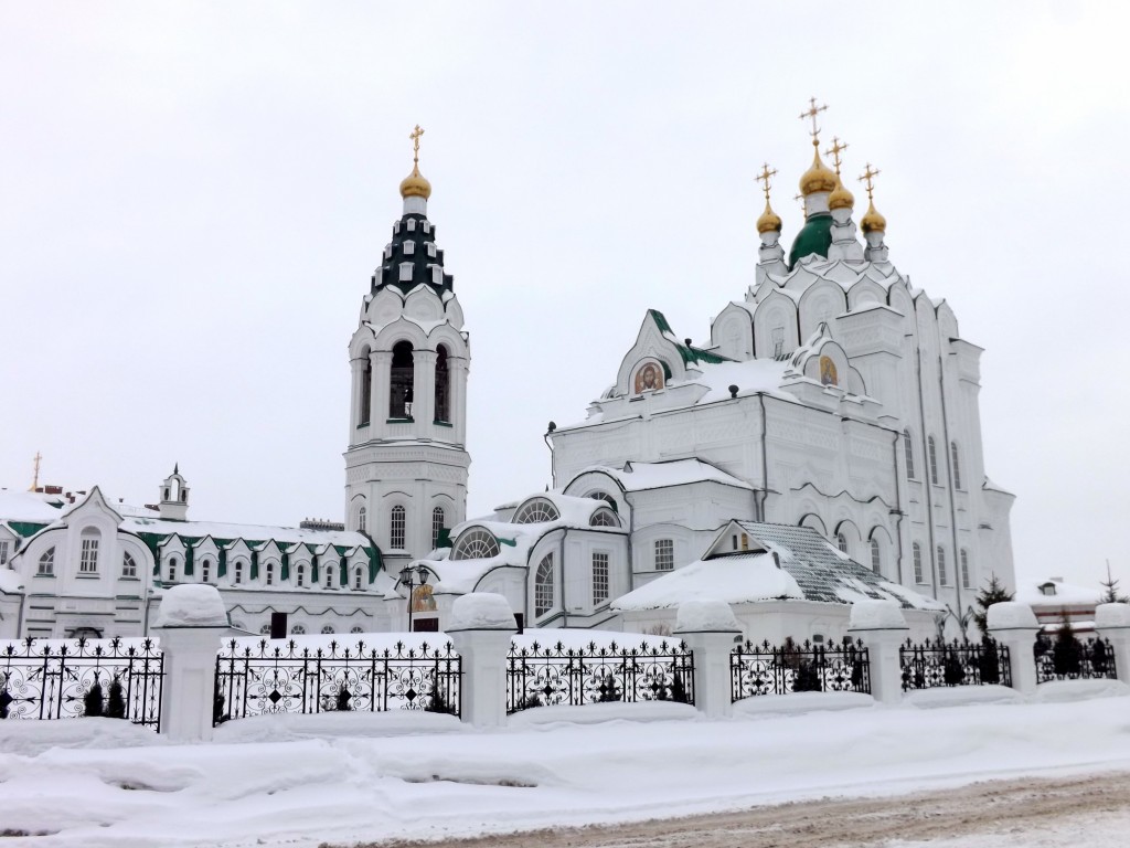 Йошкар-Ола. Церковь Троицы Живоначальной. общий вид в ландшафте