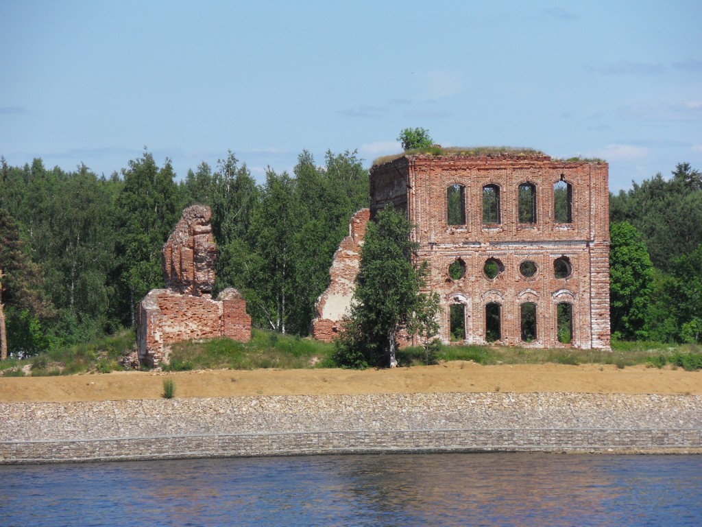 Ясенево. Церковь Знамения Честного Креста Господня в Коприно (старая). фасады, Вид с реки Волги