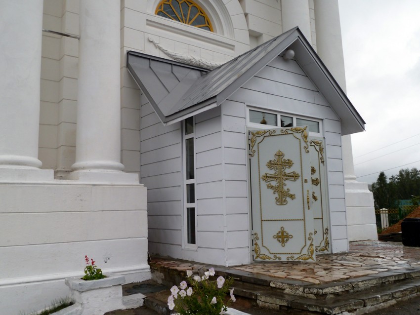 Церковь Иоанна Кронштадтского, Чебоксары (Чебоксары, город, Республика Чувашия). архитектурные детали, Главный вход в церковь