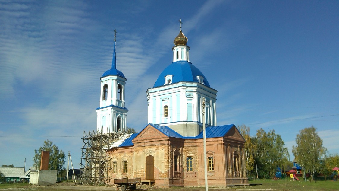 Кабаличи. Церковь Рождества Пресвятой Богородицы. общий вид в ландшафте, Еще немного отреставрировали