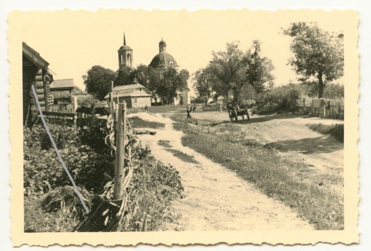 Храм в ландшафте села. Фото 1941 г. с аукциона e-bay.de, архивная фотография. Церковь Рождества Пресвятой Богородицы, Кабаличи (Брянский район, Брянская область)