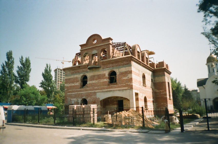 Церковь Рождества Христова, Донецк (Донецк, город, Украина, Донецкая область). общий вид в ландшафте, Строящееся здание воскресной школы