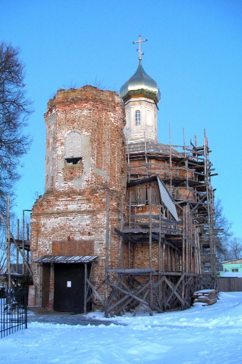 Отрадное. Церковь Димитрия Солунского. общий вид в ландшафте
