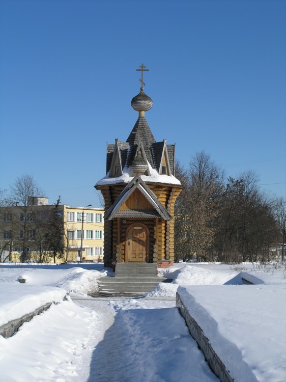 Брянск. Часовня Покрова Пресвятой Богородицы на Славянской площади. общий вид в ландшафте