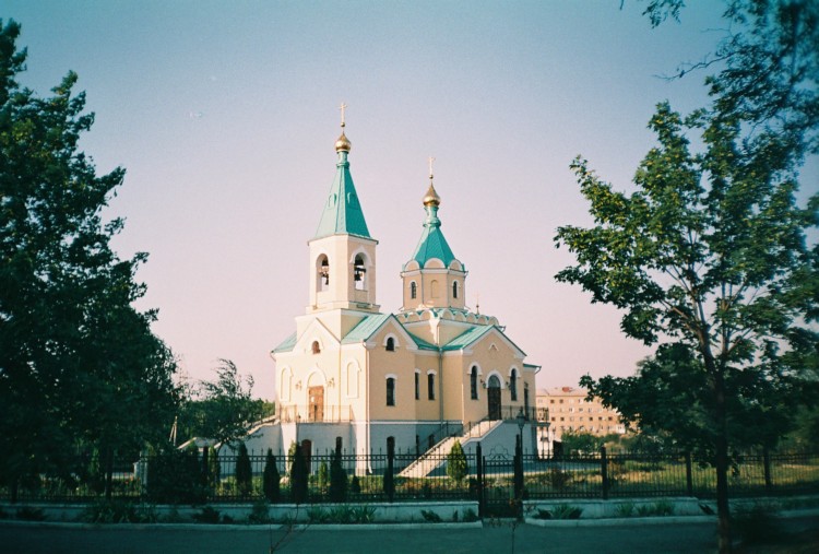 Донецк. Церковь Петра и Павла. общий вид в ландшафте