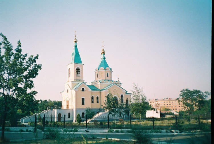 Церковь Петра и Павла, Донецк (Донецк, город, Украина, Донецкая область). общий вид в ландшафте