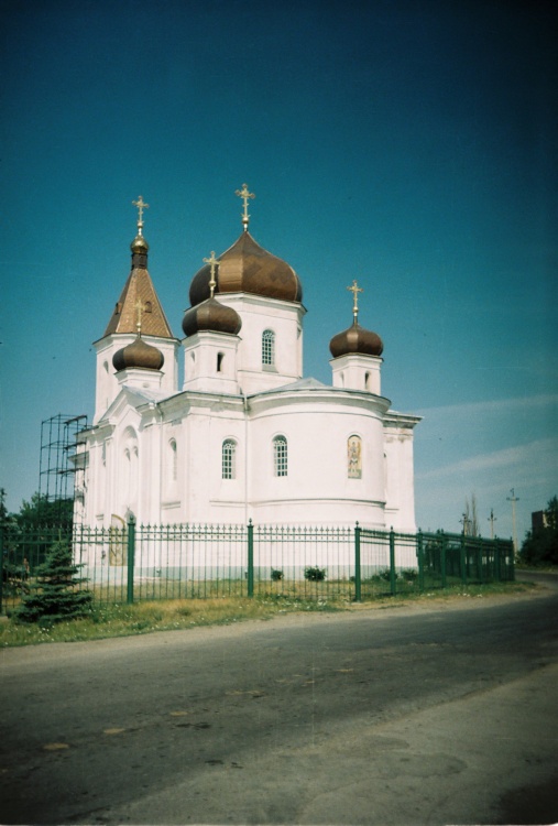Урзуф. Церковь Михаила Архангела. общий вид в ландшафте