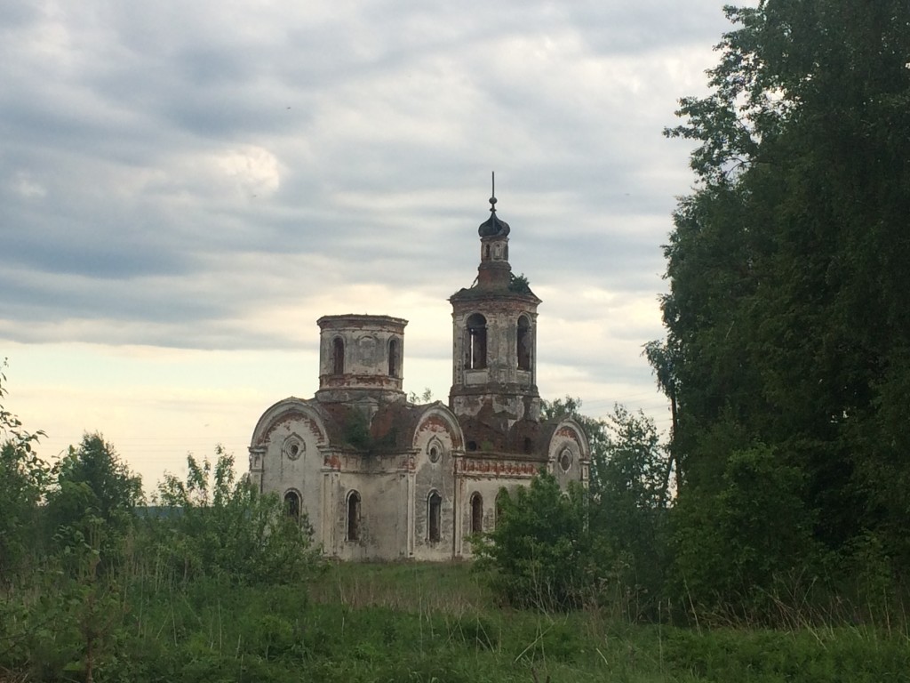 Волчихинский Майдан. Церковь Троицы Живоначальной (новая). фасады, Общий вид в ландшафте 