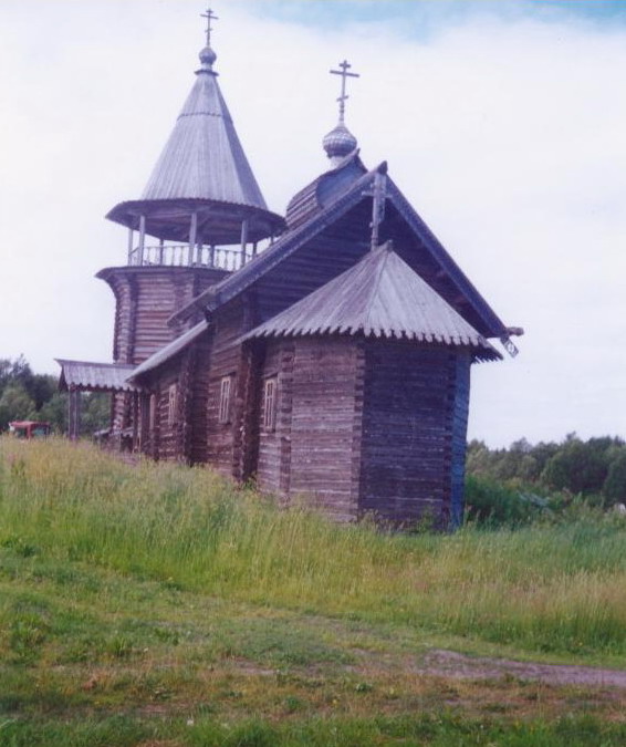 Церковь Илии Пророка, Поля (Медвежьегорский район, Республика Карелия). фасады, На переднем плане - алтарная часть церкви