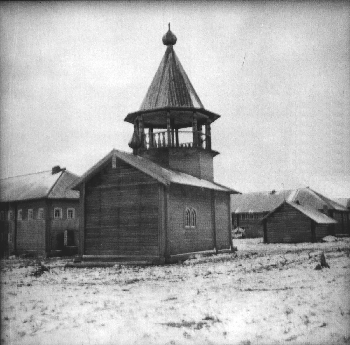 Часовня Усекновения главы Иоанна Предтечи, Вороний Остров (Медвежьегорский район, Республика Карелия). архивная фотография, Фото 1942 года из фондов Kansallisarkisto. Автор Lars Pettersson