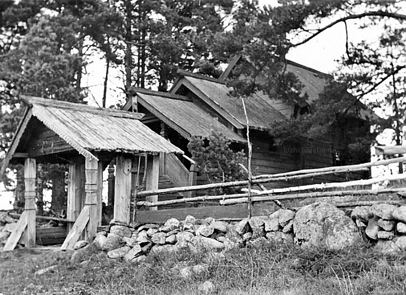 Часовня Варвары великомученицы, Часовенская (Медвежьегорский район, Республика Карелия). архивная фотография, Слева – деревянные ворота. Вид с юго-запада. Автор фото: Ларс Карл Иохан Петтерссон, 1943 г. Адрес хранения: Финляндия, г. Хельсинки, фотоархив Университета