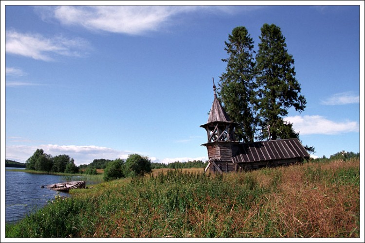 Часовня Космы и Дамиана, Узкие (Медвежьегорский район, Республика Карелия). общий вид в ландшафте