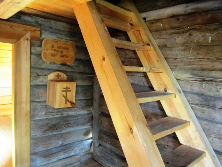 Часовня Космы и Дамиана, Узкие (Медвежьегорский район, Республика Карелия). интерьер и убранство, нижний пролет лестницы на колокольню